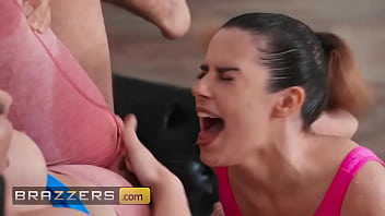 Keira Croft Dan Chanel Camryn Basah-basahan Dengan Mick Blue Setelah Yoga Panas