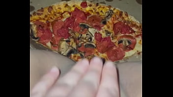 Masturbasi Perempuan Dengan Pizza – Fetish Makanan Kotor – Arab Hot