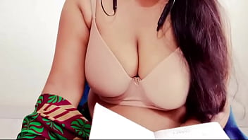 Aunty Tetangga Genit Memperlihatkan Memek Dan Toketnya Sambil Main Jari