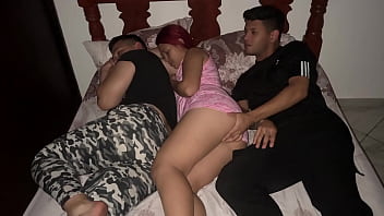 Aku Tak Suka Berbagi Ranjang Dengan Sahabat Pacarku, Rasanya Mereka Bercinta Di Sampingku