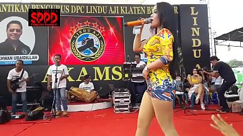 Sintya Riske Menggoda Dengan Gerakan Erotis Di Atas Panggung