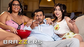 Malam Film Berubah Jadi Malam Panas Bertiga Dengan Ashlyn Peaks & Chloe Surreal