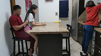 Keponakanku Yang Nakal Suka Duduk Di Pangkuan Paman Yang Mesum Di Hadapan Istrinya
