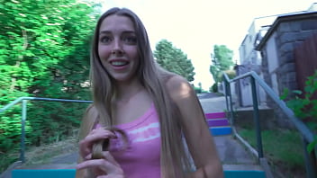 Model Cantik Berkaki Panjang Yang Tak Bisa Menolak Uang Dan Kontol