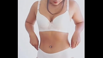 Gadis Cantik Dengan Bikini Putih Yang Menggoda