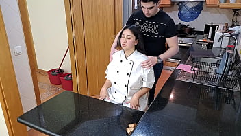 Chef Seksi Tergoda Dengan Pijatan Sensual