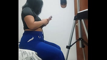 Berduaan Di Rumah Dengan Bibi Tiri Yang Menggoda