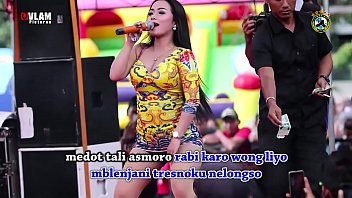 Dua Penyanyi Cantik Bergoyang Liar Di Panggung Dikelilingi Banyak Pria