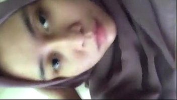 Menggoda Di Balik Jilbab: Solo Karir Yang Memikat