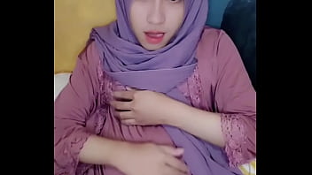 Gadis Berhijab Yang Menggoda Dalam Balutan Pakaian Laki-laki