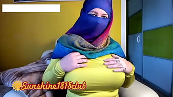 Gadis Arab Berhijab Dengan Payudara Besar Di Rekaman Kamera 2 November