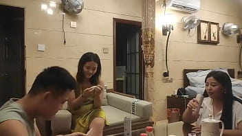 Gadis Tionghoa Cantik Bergaya Seksi, Bak Gadis Muda