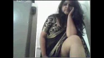 Tante India Melepas Pakaian