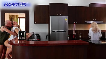 Hampir Ketahuan Anal Creampie Dari Belakang Saat Ibu Mertua Masak Sarapan