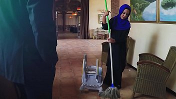 Pria Arab Terbongkar – Tukang Kebun Dapat Uang Ekstra Dari Bos Dengan Imbalan Seks