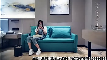 Gadis Manis Dengan Celana Dungaree, Bercinta Dari Sofa Ke Ranjang