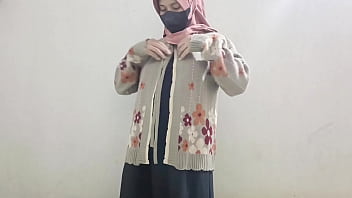 Gadis Berjilbab Menggoda Diri Dengan Mentimun