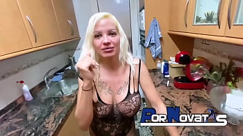 Ibu Spanyol Tergoda Di Dapur Oleh Pria Spanyol Yang Menggairahkan