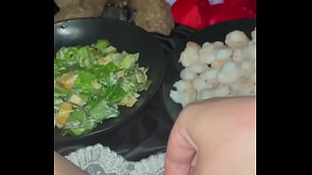 Gadis Arab Menggoda Diri Dengan Buah Dan Coklat – Video Amatir Terpanas 2025