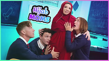 Wanita Berhijab Melayani Tiga Pria Sekaligus