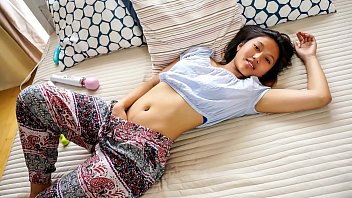 Petualangan May Thai Menuju Klimaks Erotis Dengan Vibrator