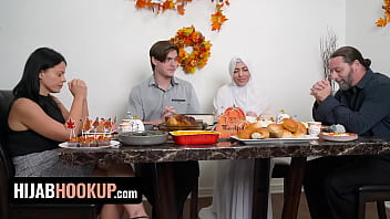Gadis Berhijab Rayakan Thanksgiving Dengan Momen Intim Di Atas Meja