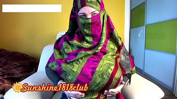 Wanita Berhijab Dalam Celana Jeans Ketat Terekam Kamera Pada 14 Februari