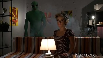 Ibu Rumah Tangga Kesepian Dijelajahi Alien Saat Halloween