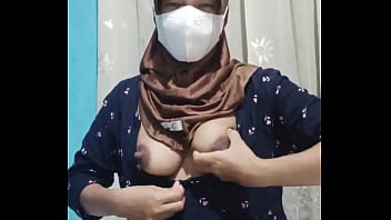 Gadis Berhijab Cantik Menggoda Diri Saat Rumah Sepi