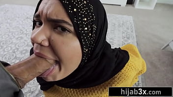 Adik Tiri Berhijab Yang Seksi Menggoda Kakak Tirinya Demi Uang