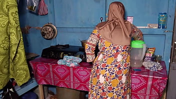 Menggoda Ibu Mertua Yang Sedang Asyik Memasak Di Dapur