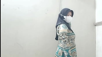 Menggoda Istri Tetangga Saat Suaminya Sedang Sibuk