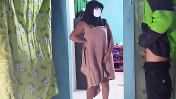 Terkaget-kaget Saat Kurir Makanan Melihatku Lagi Asyik Ngesex Sendiri