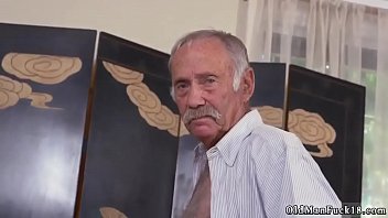 Nenek Mencium Pria Muda Dan Beruang Tua Pertama Kali Menuju Selatan
