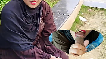 Gadis Berhijab Terpaksa Beradegan Mesra Demi Upah
