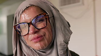 Wanita Berhijab Cosplay – Ibu Rumah Tangga Amerika Dimuati Wajah