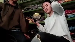 Pasangan Mesra Beradegan Di Balik Kasir