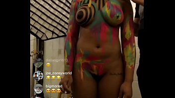 Payudara Terbuka Di Instagram Live