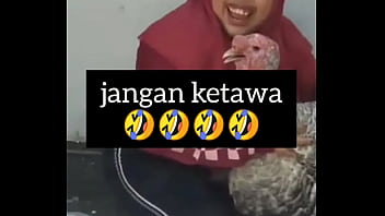Gadis Montok Tertawa Penuh Gairah