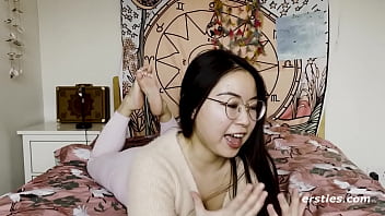 Gadis Cina Imut Senang Bikin Video Masturbasi Untuk Kami