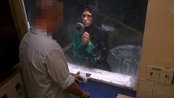 Gadis Pengungsi Muslim Cantik Butuh Bantuan, Malah Diberi Kontol
