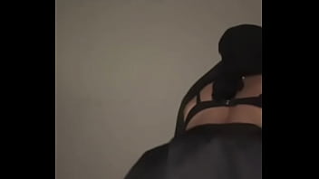 Gadis Berhijab Memekik Nikmat Sambil Menggoyang Pantat Montoknya Sendiri