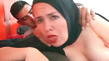 Perempuan Muslim India Berhijab Digerogoti Penuh Nafsu