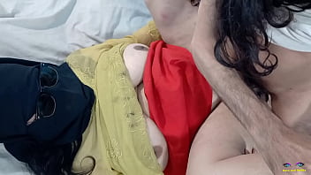 Istri Muslim Desi Berhijab Digilir Di Atas Meja Dengan Kacamata Hitam, Adegan Panas Berbahasa Hindi