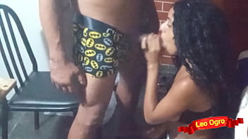 Masturbasi Teman Di Samping Pacar Lesbian