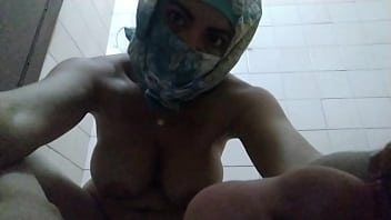 Mama Arab Seksi Berhijab Pamer Kaki, Main Krim Dan Basahi Kaki Sendiri