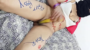 Malam Tahun Baru, Dildo Menggila Di Bokong Dan Memeknya Dengan Gaun Merah, Bra Putih, Dan Hijab Hitam