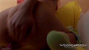 Gadis Seksi Membungkuk Untuk Menaiki Dan Mengendarai Dildo Hingga Mencapai Klimaks