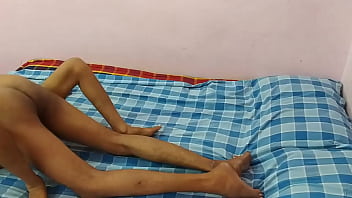 Remaja India Menggoyang Ranjang Bersama Pacar Perempuannya