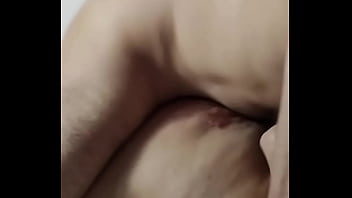 مصرية ملهاش حل تتناك مع صاحب جوزها في فيلم سكس عربي نار